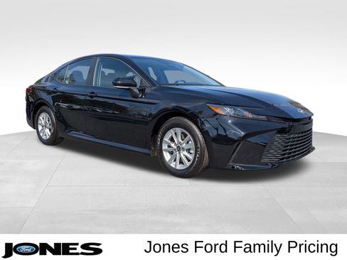 Used 2025 Toyota Camry LE image 1
