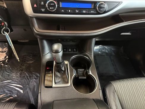 Used 2018 Toyota Highlander Plus w/ Carpet Mat Package (TMS) image 27