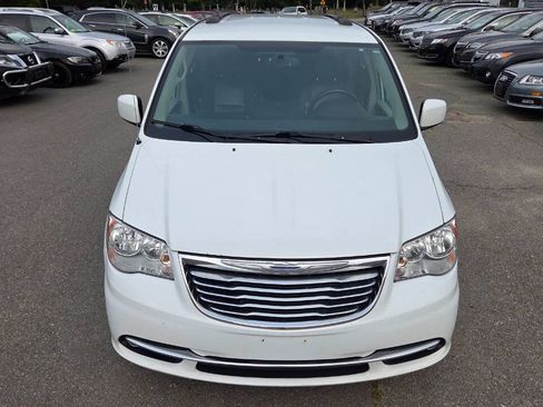 Used 2016 Chrysler Town & Country Touring FWD image 3