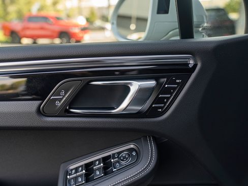 Certified 2025 Porsche Macan S AWD/4WD image 17