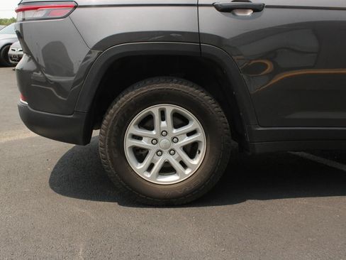 Used 2022 Jeep Grand Cherokee Laredo w/ Luxury Tech Group I AWD/4WD image 8