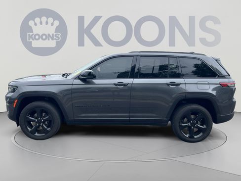 Used 2024 Jeep Grand Cherokee Laredo AWD/4WD image 2
