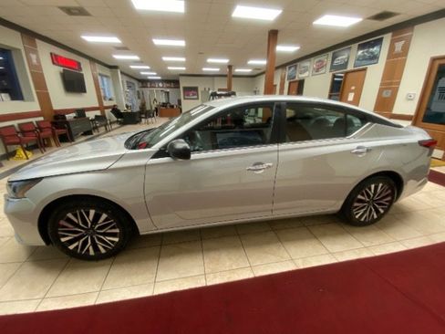 Used 2025 Nissan Altima 2.5 SV image 2