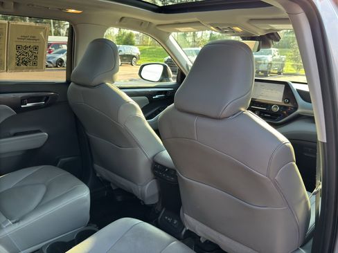 Used 2023 Toyota Highlander Platinum AWD/4WD image 16
