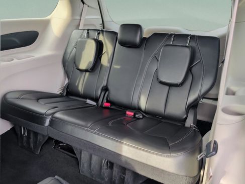 Used 2024 Chrysler Pacifica Touring-L image 43