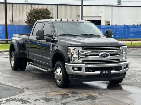 Used 2019 Ford F350 Lariat w/ Lariat Ultimate Package AWD/4WD image 3