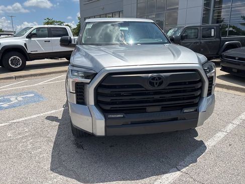 Used 2022 Toyota Tundra SR5 w/ SR5 Convenience Package AWD/4WD image 9