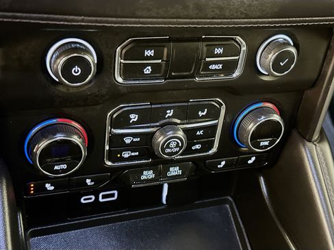 Used 2024 Chevrolet Suburban LT image 24