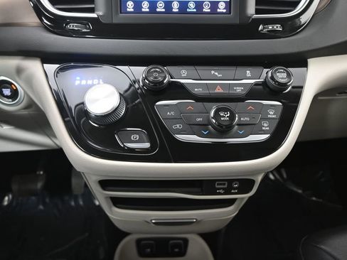 Used 2018 Chrysler Pacifica Touring-L image 32