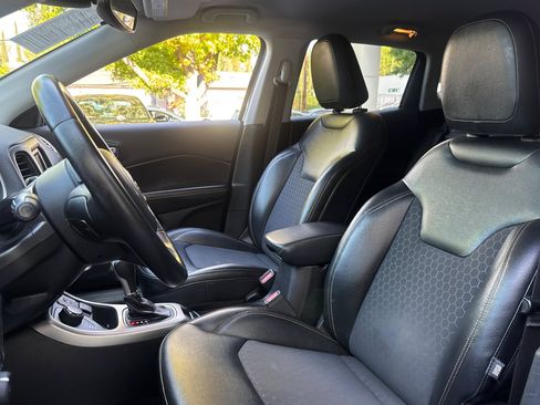 Used 2018 Jeep Compass Latitude AWD/4WD image 5