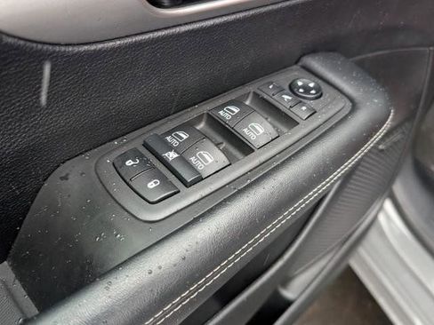 Used 2021 Chrysler Pacifica Limited w/ Uconnect Theater Family Group image 16