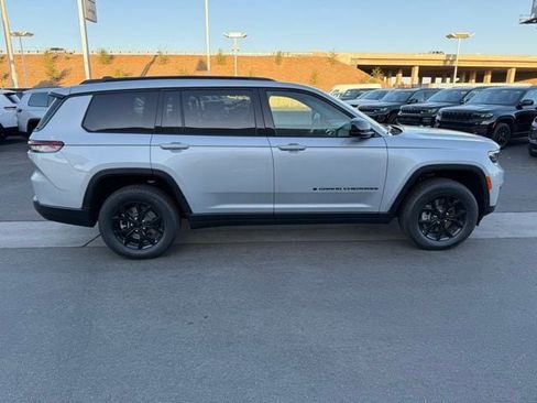 New 2025 Jeep Grand Cherokee L Laredo image 7