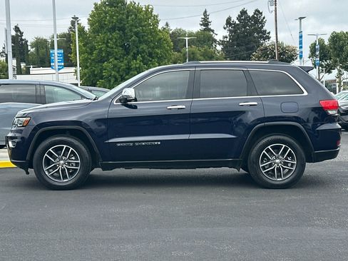 Used 2017 Jeep Grand Cherokee Limited w/ Luxury Group II AWD/4WD image 2