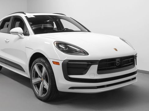Certified 2023 Porsche Macan image 9