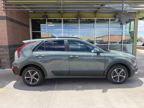 Used 2023 Kia Niro EX w/ EX Cold Weather Package FWD image 9