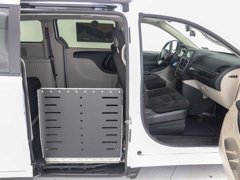 Used 2016 Dodge Grand Caravan SXT w/ UConnect Hands-Free Group image 14