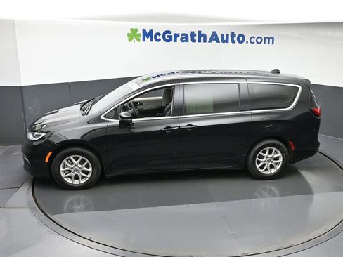 Used 2024 Chrysler Pacifica Touring-L FWD image 21