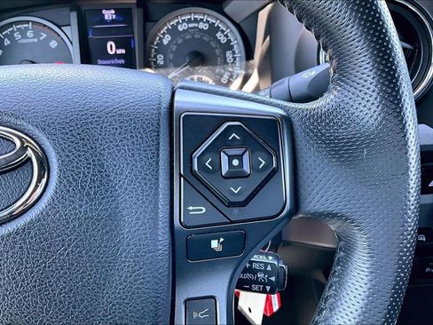 Used 2019 Toyota Tacoma TRD Off-Road w/ TRD Premium Off Road Package AWD/4WD image 19