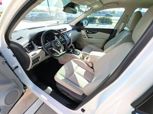 Used 2022 Nissan Rogue Sport SL FWD image 3