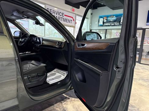 Used 2025 Volkswagen Atlas SE image 40