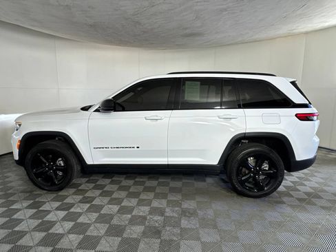 Certified 2023 Jeep Grand Cherokee Altitude AWD/4WD image 9