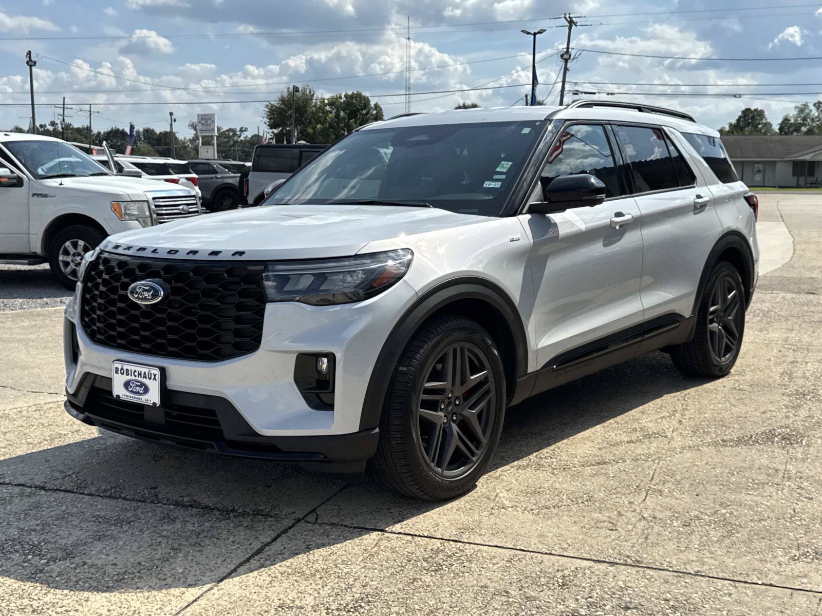 Used 2026 Ford Explorer ST-Line w/ ST-Line Street Pack RWD image 3
