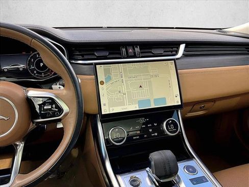 Used 2021 Jaguar XF SE image 8