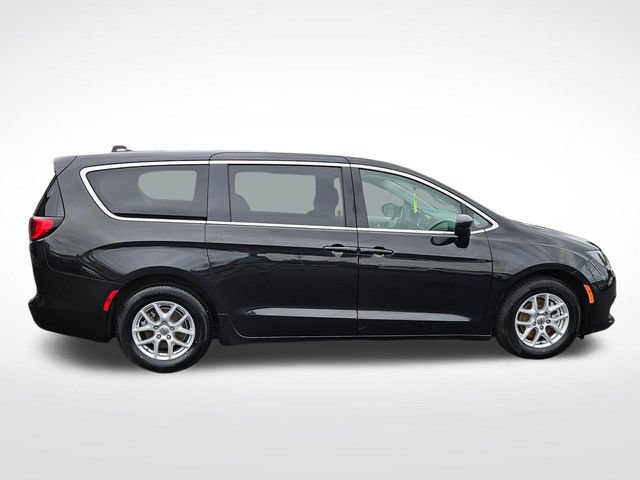 Used 2022 Chrysler Voyager LX FWD image 7