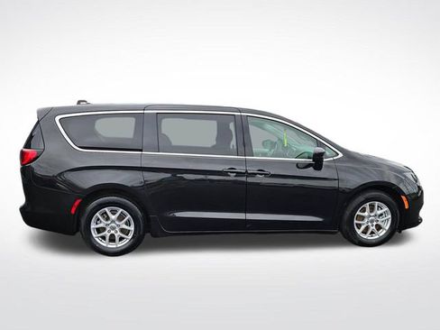 Used 2022 Chrysler Voyager LX FWD image 7