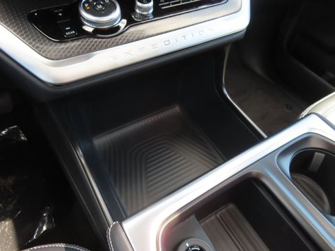 New 2026 Ford Expedition Platinum image 17