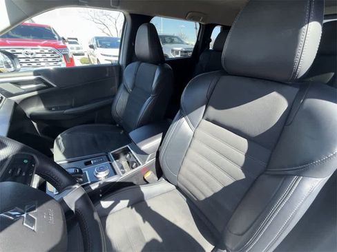 Used 2024 Mitsubishi Outlander SE image 11