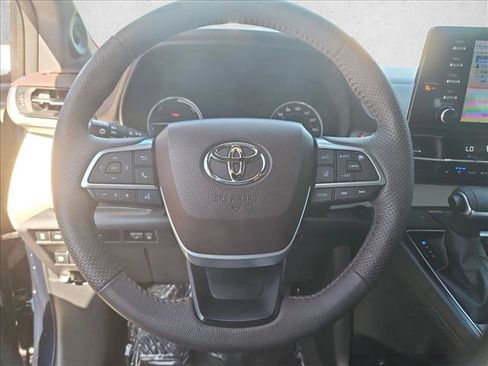 Used 2023 Toyota Sienna Platinum FWD image 13