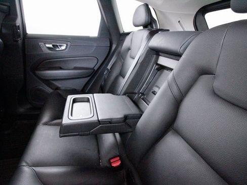 Used 2019 Volvo XC60 T5 Momentum w/ Premium Package image 29
