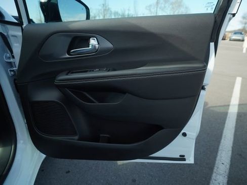 New 2026 Chrysler Pacifica Select image 21