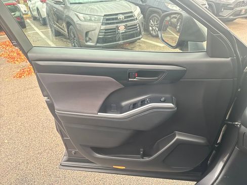 Used 2022 Toyota Highlander LE image 34