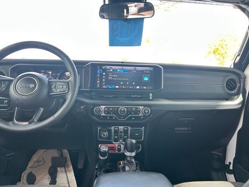 Used 2025 Jeep Gladiator Mojave w/ Convenience Group AWD/4WD image 20
