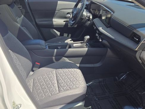 Used 2025 Nissan Kicks SV w/ SV Premium Package FWD image 5