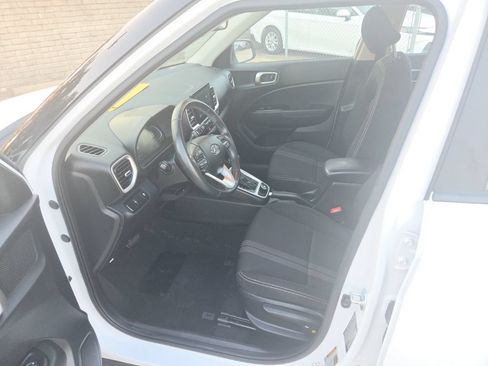 Used 2025 Hyundai Venue SEL FWD image 4