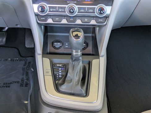 Used 2020 Hyundai Elantra SE FWD image 17