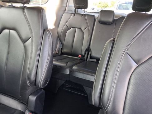 Used 2023 Chrysler Pacifica Touring-L image 22