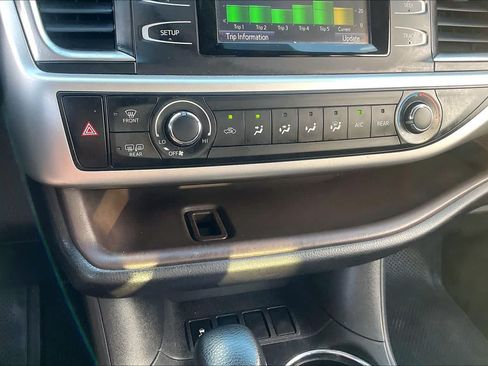 Used 2019 Toyota Highlander LE FWD image 32