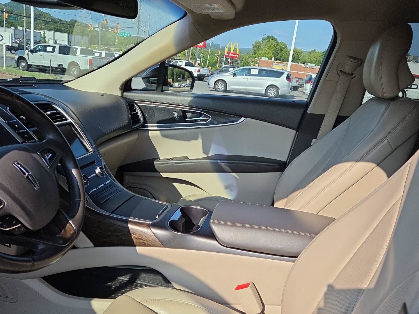 Used 2018 Lincoln MKX Select w/ Select Plus Package AWD/4WD image 11