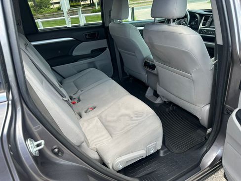 Used 2017 Toyota Highlander LE AWD/4WD image 15