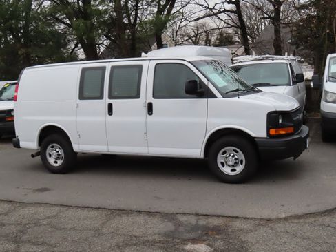 Used 2015 Chevrolet Express 2500 image 21
