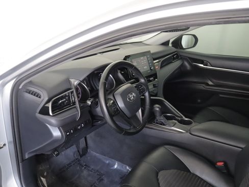 Used 2021 Toyota Camry SE w/ Convenience Package image 9