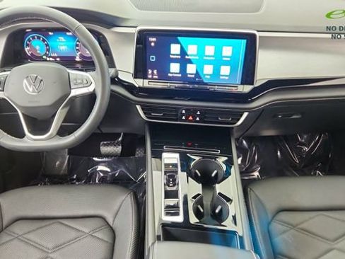 Used 2024 Volkswagen Atlas Cross Sport SE w/ Black Wheel Package image 35