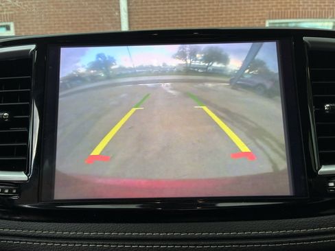 Used 2023 Chrysler Pacifica Limited FWD image 8