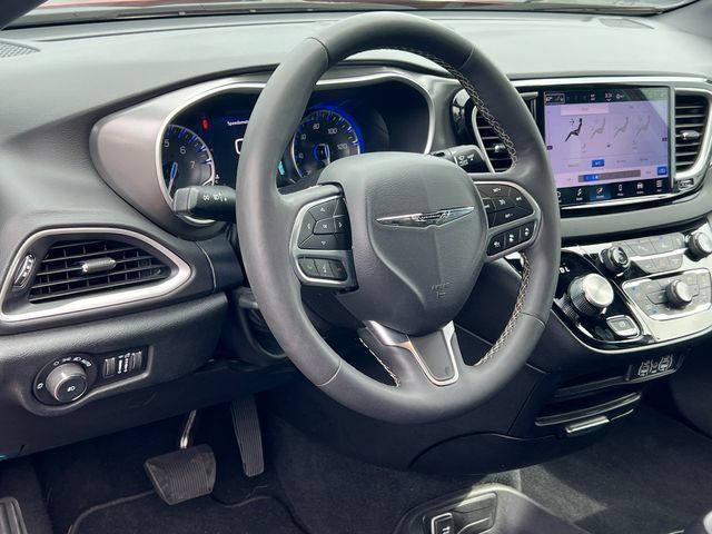 Used 2025 Chrysler Pacifica Select FWD image 18