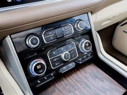 Used 2021 GMC Yukon XL Denali w/ Denali Premium Package image 9