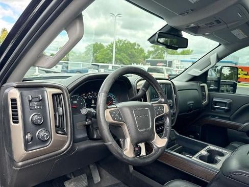 Used 2019 GMC Sierra 2500 Denali w/ Duramax Plus Package AWD/4WD image 10